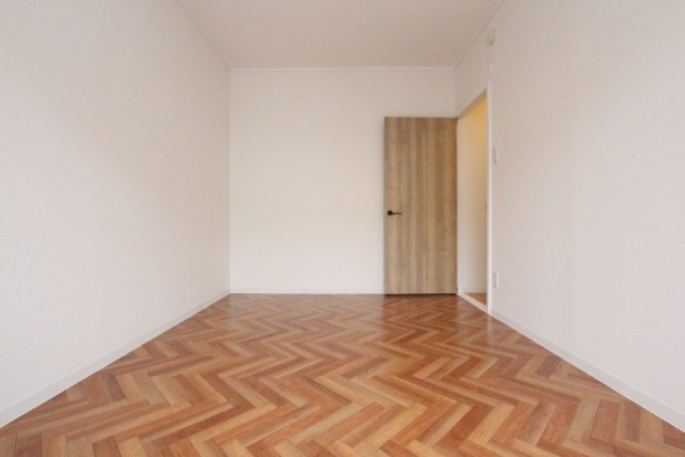 ヘリンボーンフロアの寝室は5.5帖。