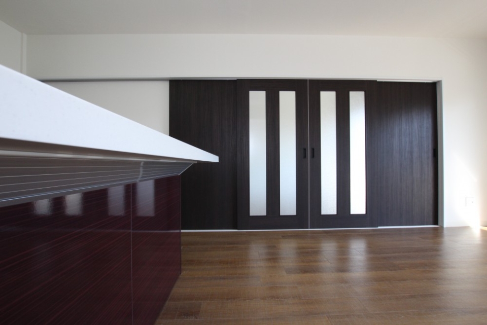 床&rArr;キッチンパネル&rArr;4枚引き戸の順で色が濃くなる。