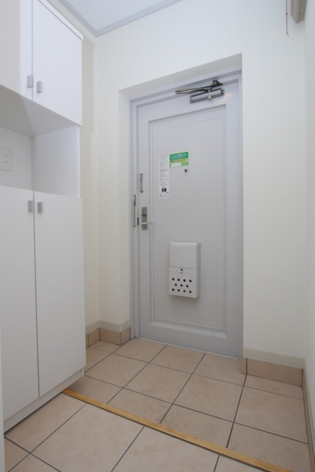 白く清潔感ある玄関スペース。