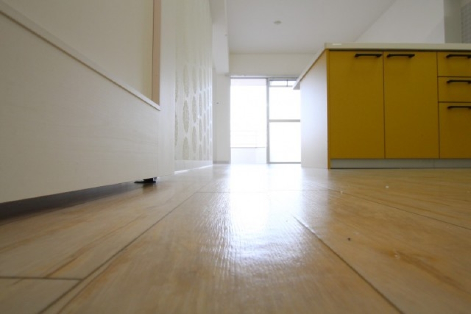 フローリングが光を反射してとても明るい