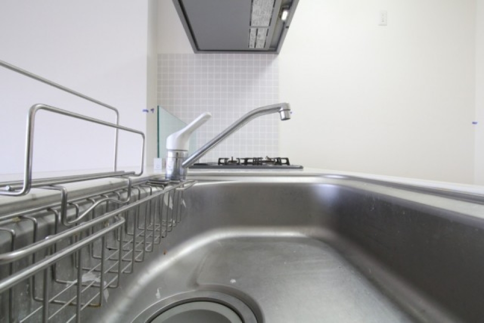 キッチンは3口コンロ・グリルの付いたシステムキッチン