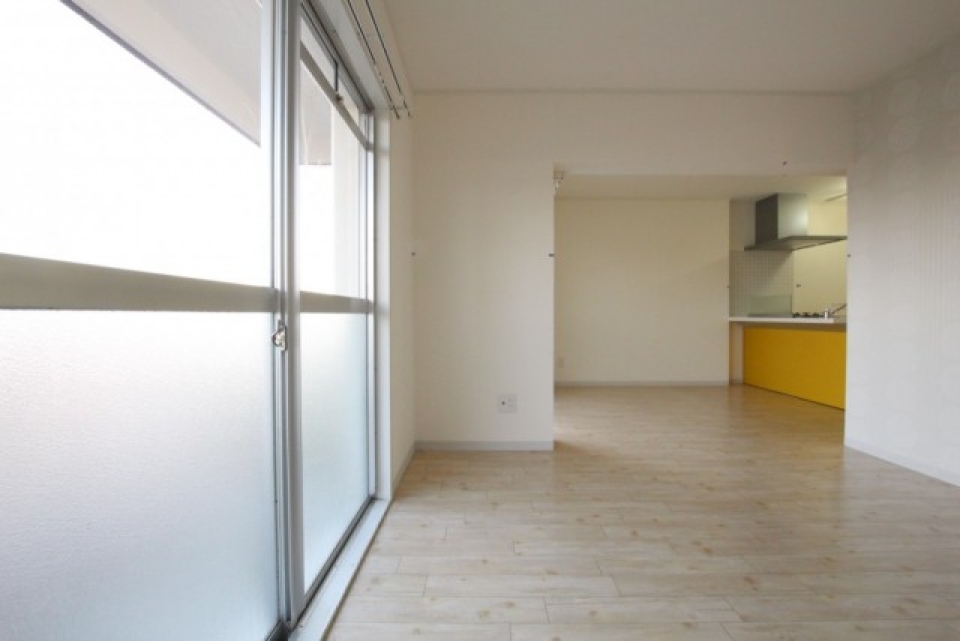 掃き出し窓からの光で明るい