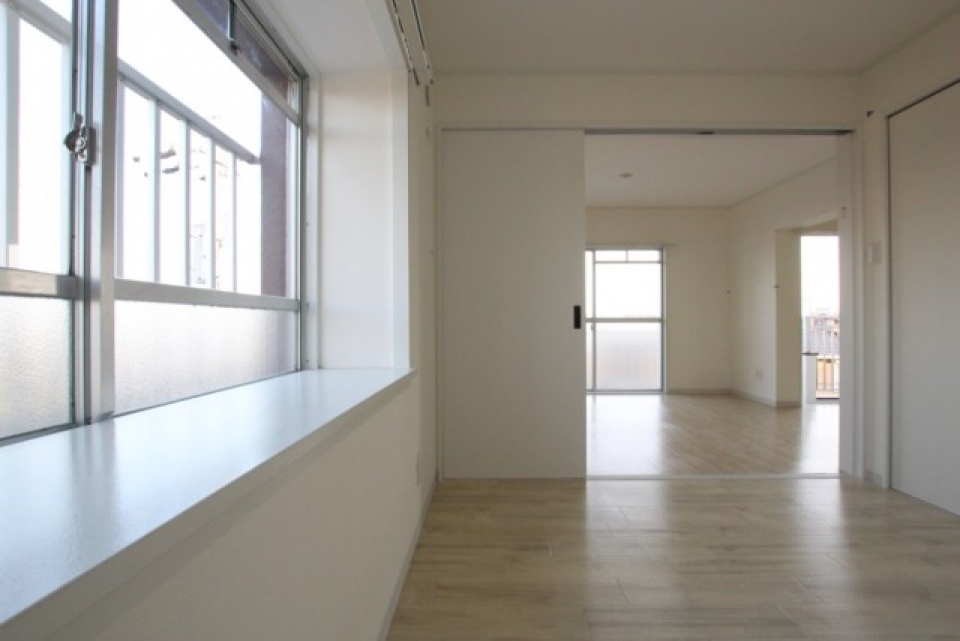 LDKのお隣の6帖の洋室。角部屋のおまけ、+αの窓でさらに明るさ確保