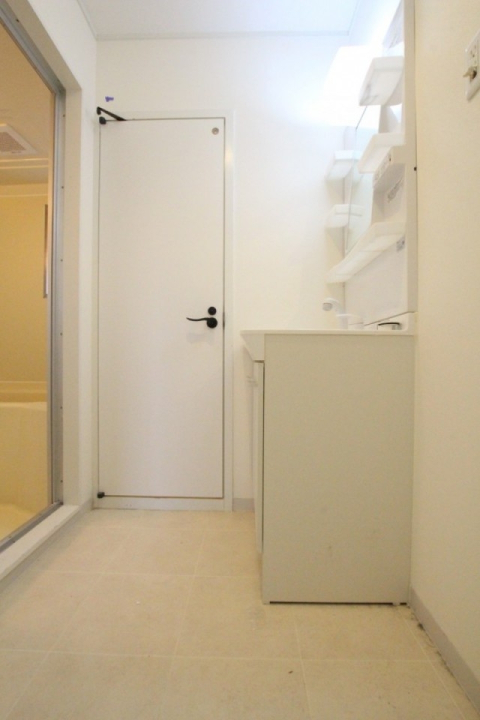 奥に長い脱衣洗面所