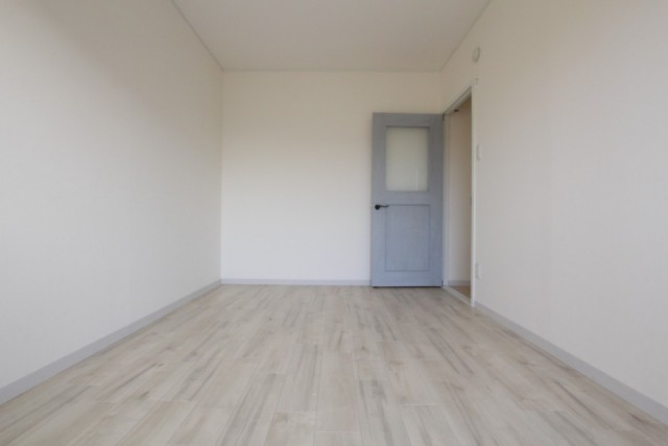 5.6帖の寝室。収納なし。ブルーの扉がかわいい