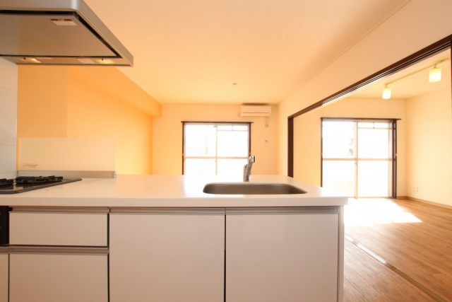 オレンジ色の壁紙がアナタに元気を与える。