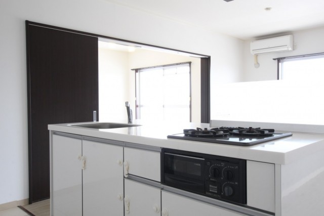 一際目を惹く真っ白なアイランドキッチン。