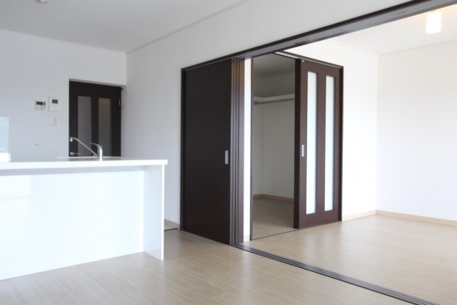 リビング横は引き戸で洋室へとつながります。