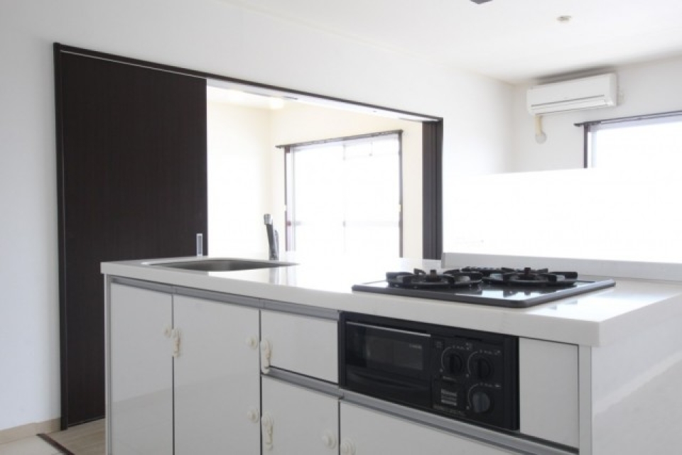 一際目を惹く真っ白なアイランドキッチン。