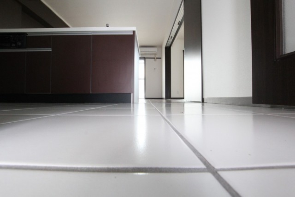 キッチンのフロアは白いタイル