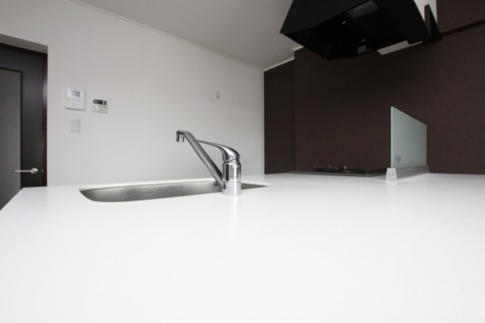 広いカウンター。ハイチェアを置いても◎