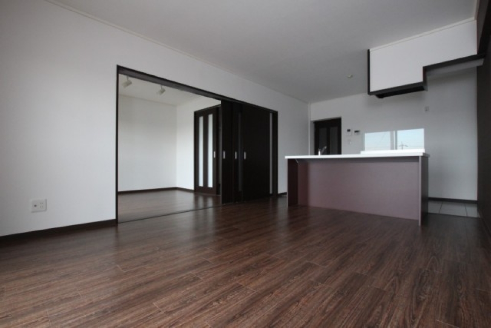 ダークブラウンでバーのような大人空間