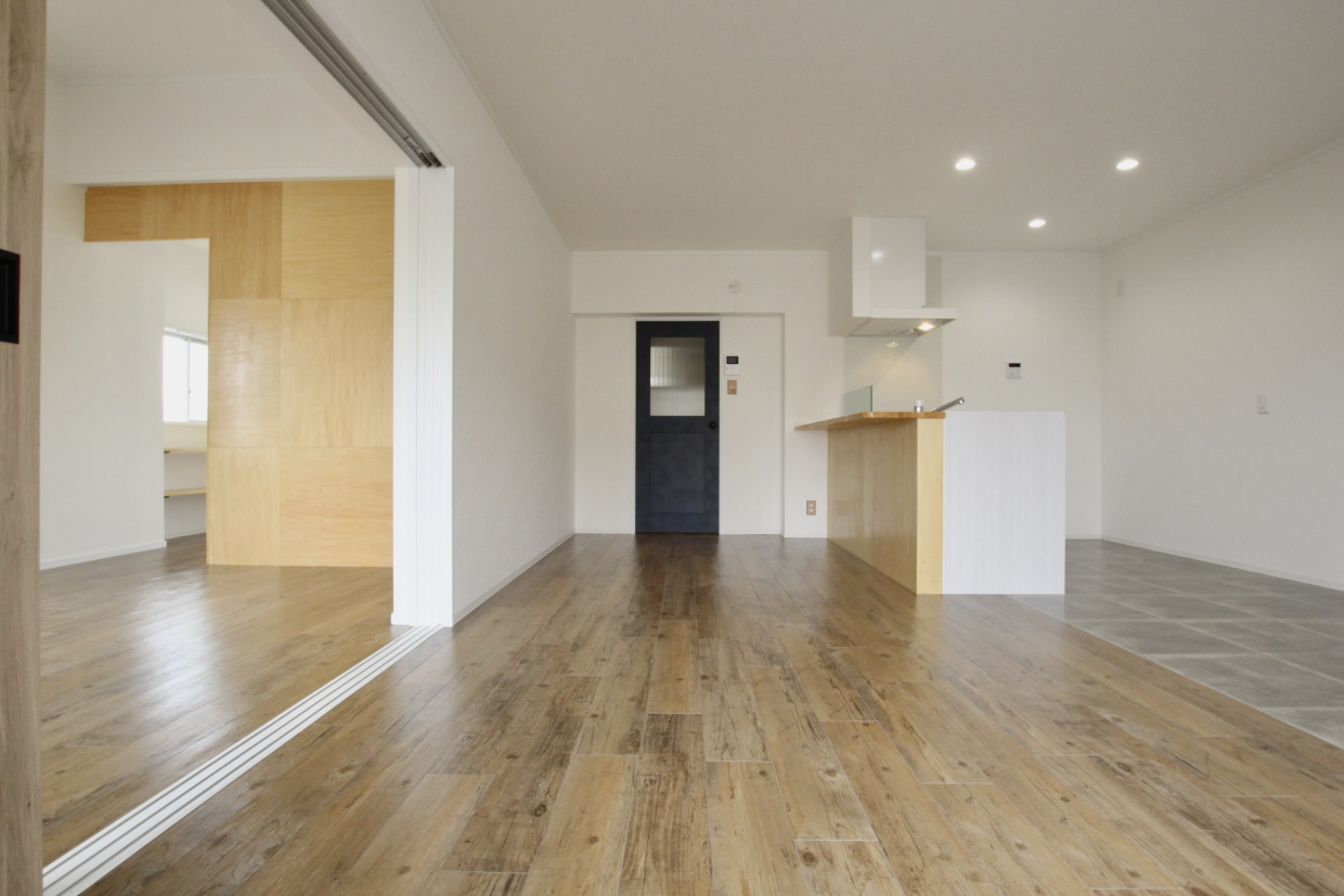 洋室との扉を開けると21.5帖という広々空間