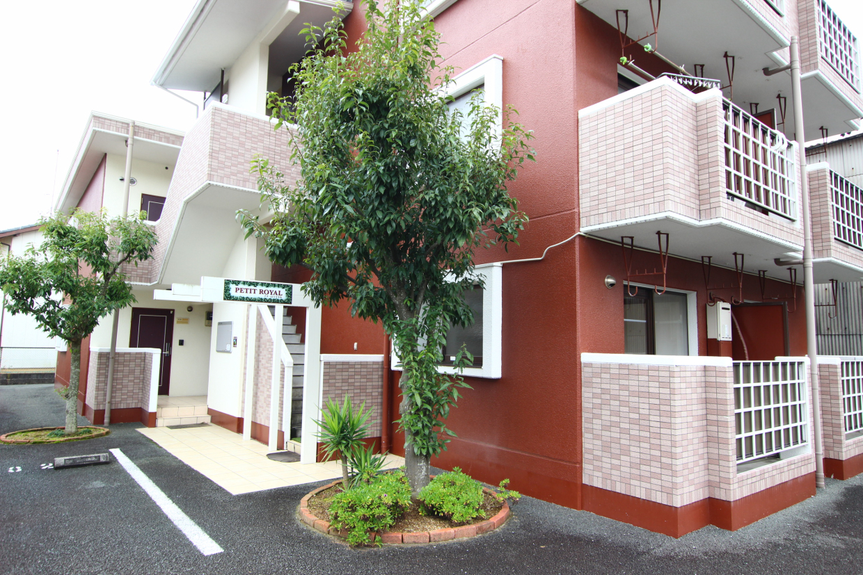 顔となる西面。202号室は左側です。