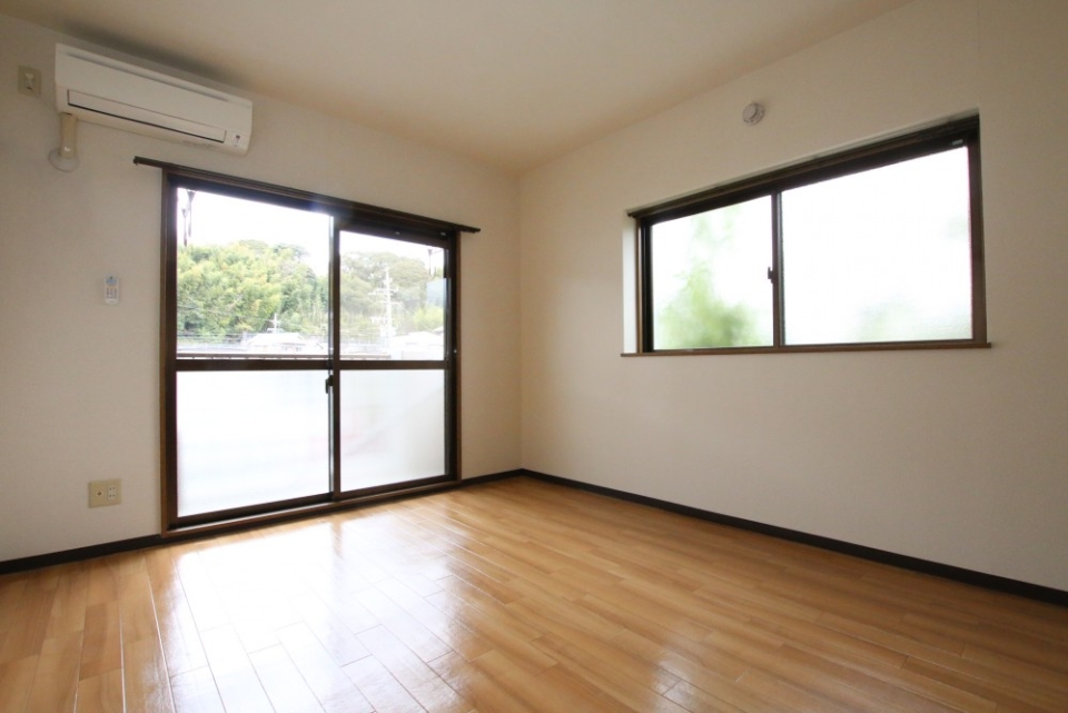 202号室ではありますが角部屋です。エアコンはありがたい。