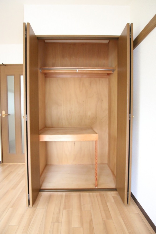 変わった形のクローゼット内部。机みたいのは固定されています。