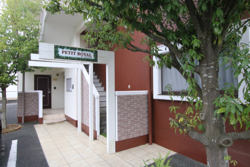 緑と赤が映える素敵な外観