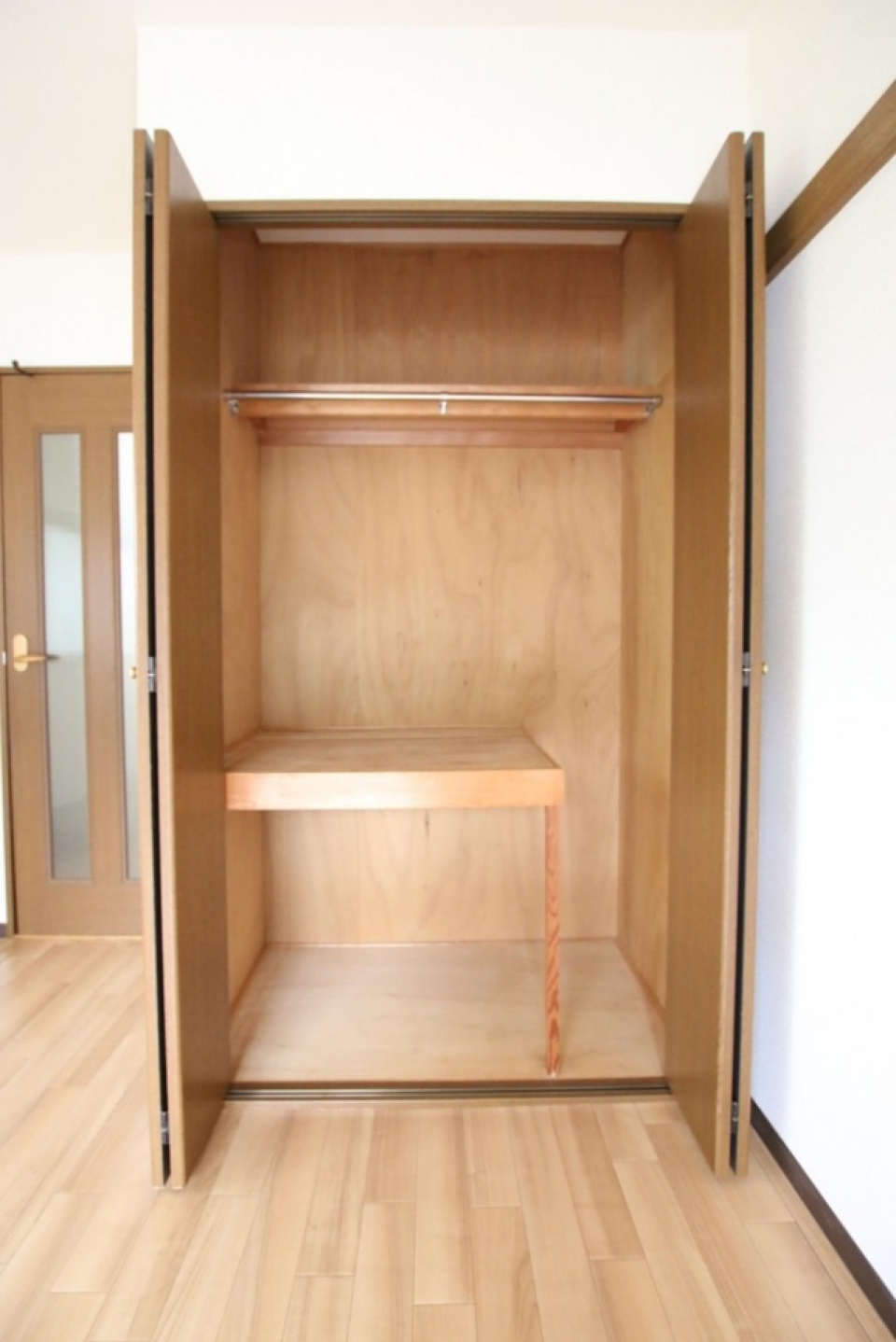 変わった形のクローゼット内部。机みたいのは固定されています。