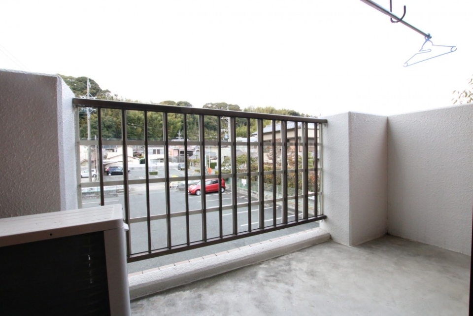 西向きの２階なのでそれなりに西日は期待できそう。