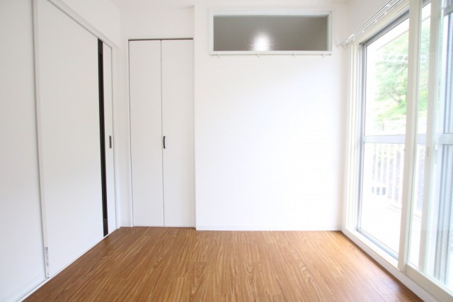 コンパクトな洋室は寝室として