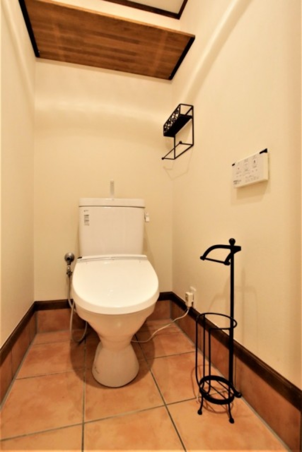 トイレのタイルとアイアンのホルダーがいい感じ