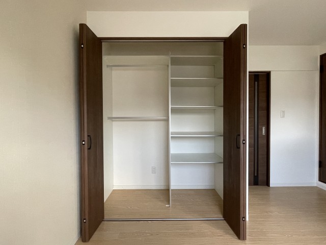 LDKに両手開きのクローゼットがあります