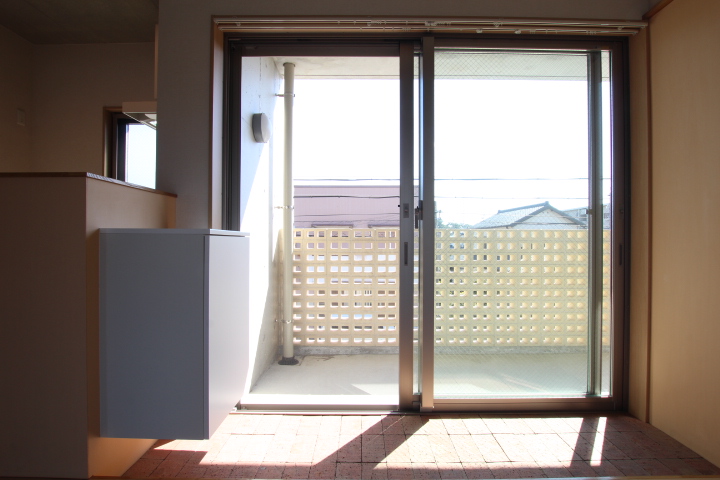 煉瓦を敷き詰めた土間玄関。