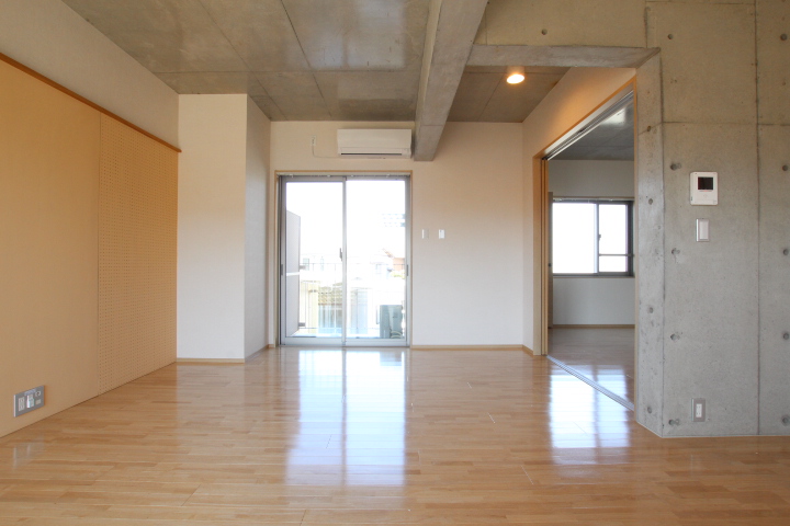 土間玄関からLDKを見渡した。