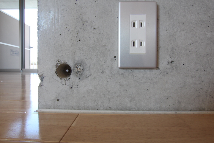 コンクリート壁=シルバーでコンセントBOXですね。