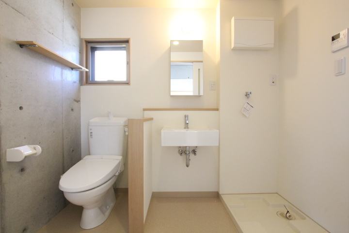 水回りはきゅっと1ヶ所にまとまって。トイレはシャワータイプ。