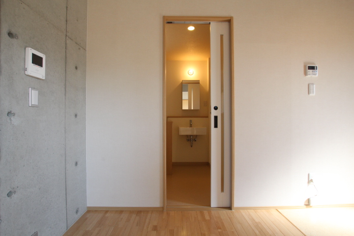 扉などの建具もいちいちお洒落。