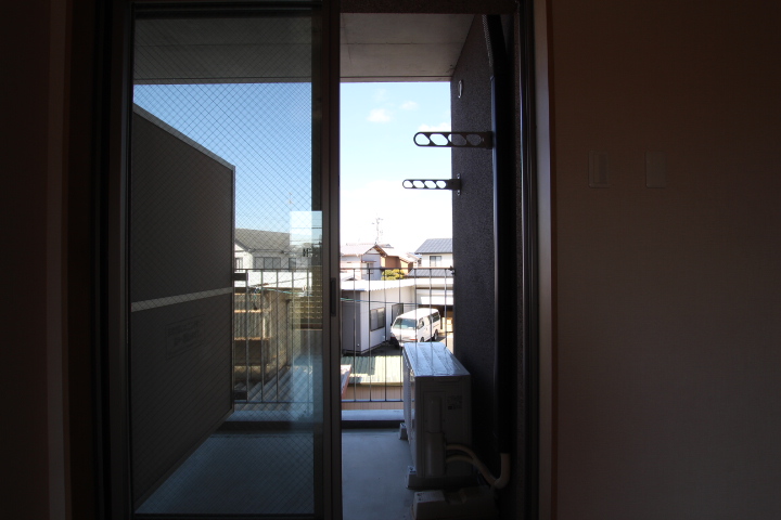ちょいと小さめなバルコニースペース。