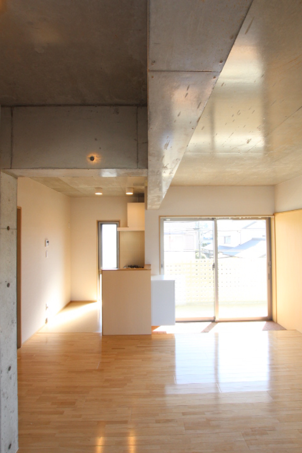 コンクリート剥き出しの梁・天井。