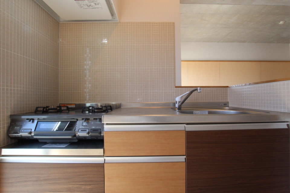 モザイクタイルに囲まれたキッチンスペース。