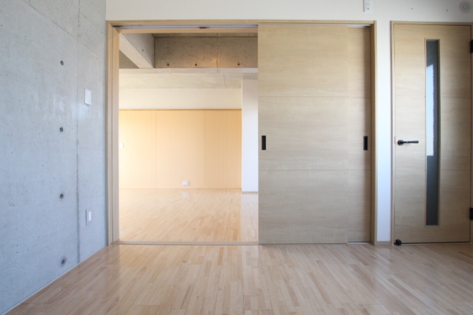 こちらが寝室スペース、LDKとは2枚引き戸で繋がる。