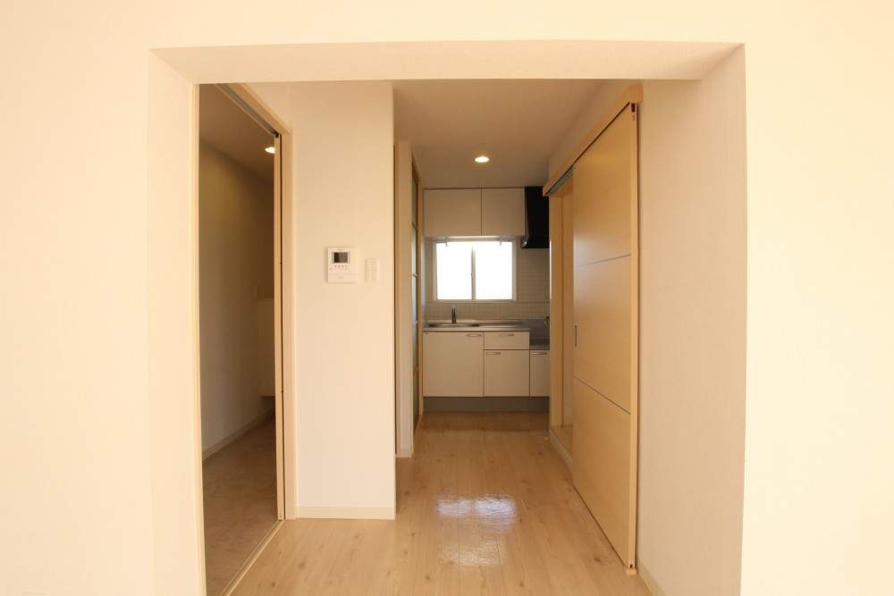 左側が玄関で、右にキッチン。