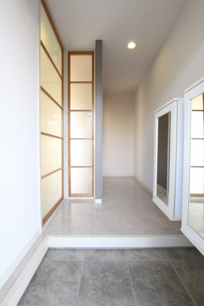 品のある玄関。大理石みたいな雰囲気！