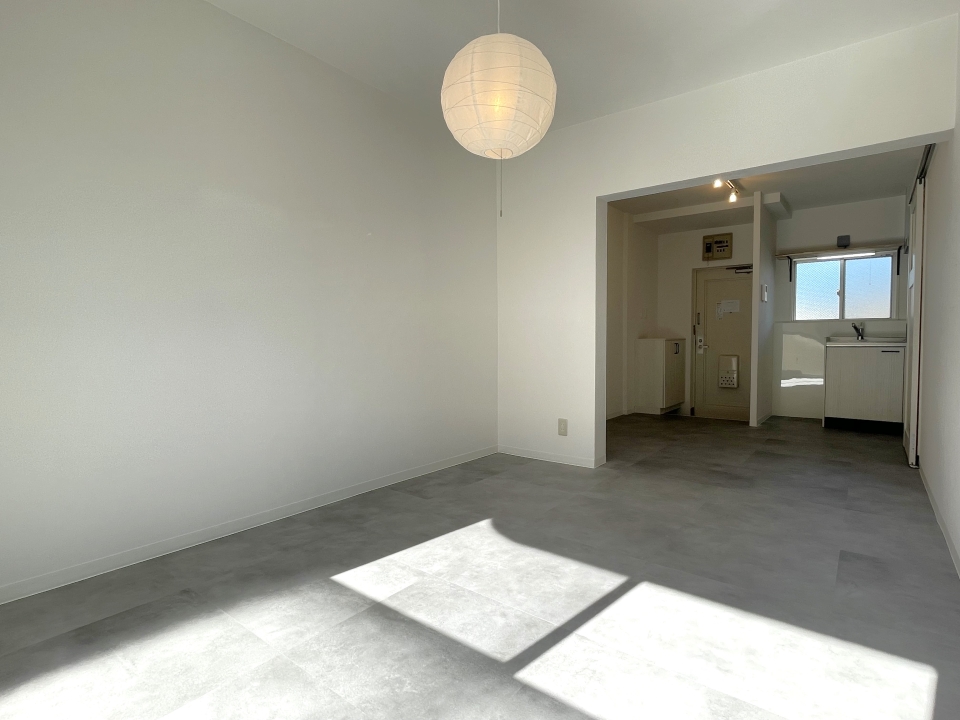 LDKの真ん中にまん丸ライト付き