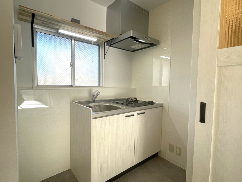 コンパクトなキッチン。収納棚付きがオシャレ、便利。