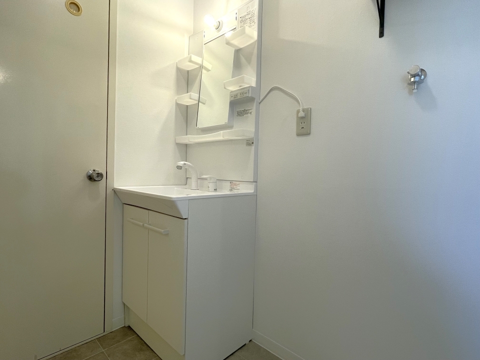 独立洗面台のすぐ隣が洗濯機置き場。