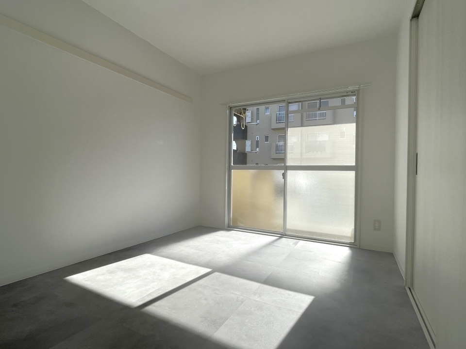 6帖の洋室。こちらも南向きで日当たり抜群です。