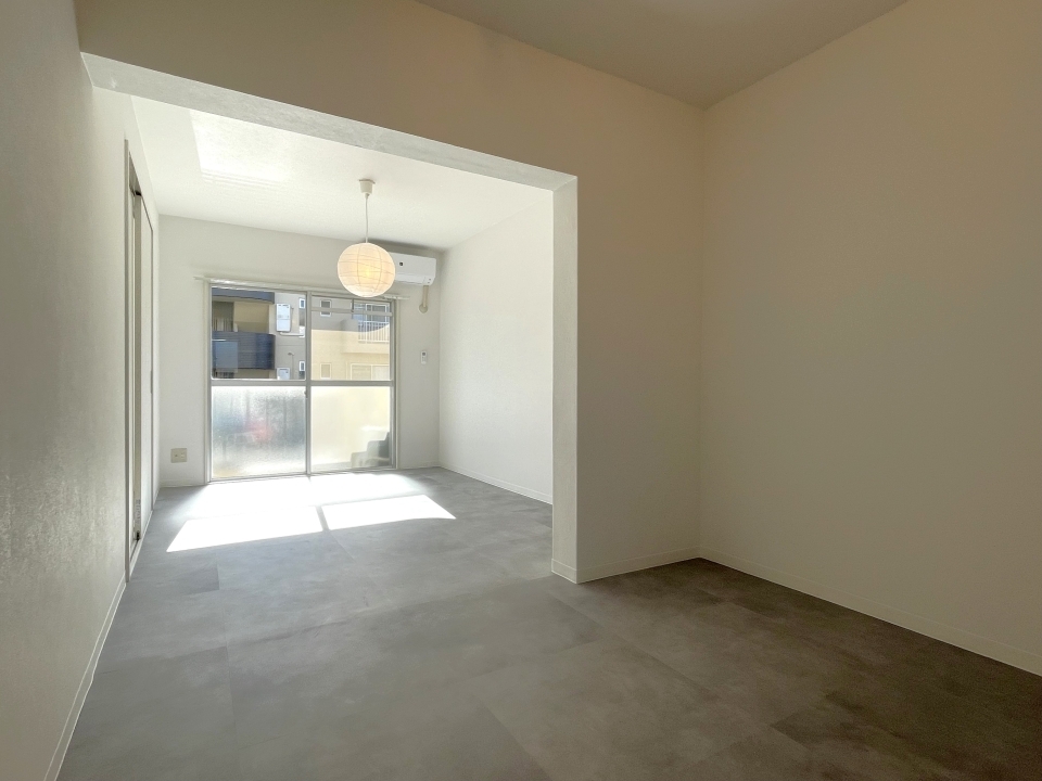 真っ白な壁と、グレーの床がオシャレすぎるお部屋です