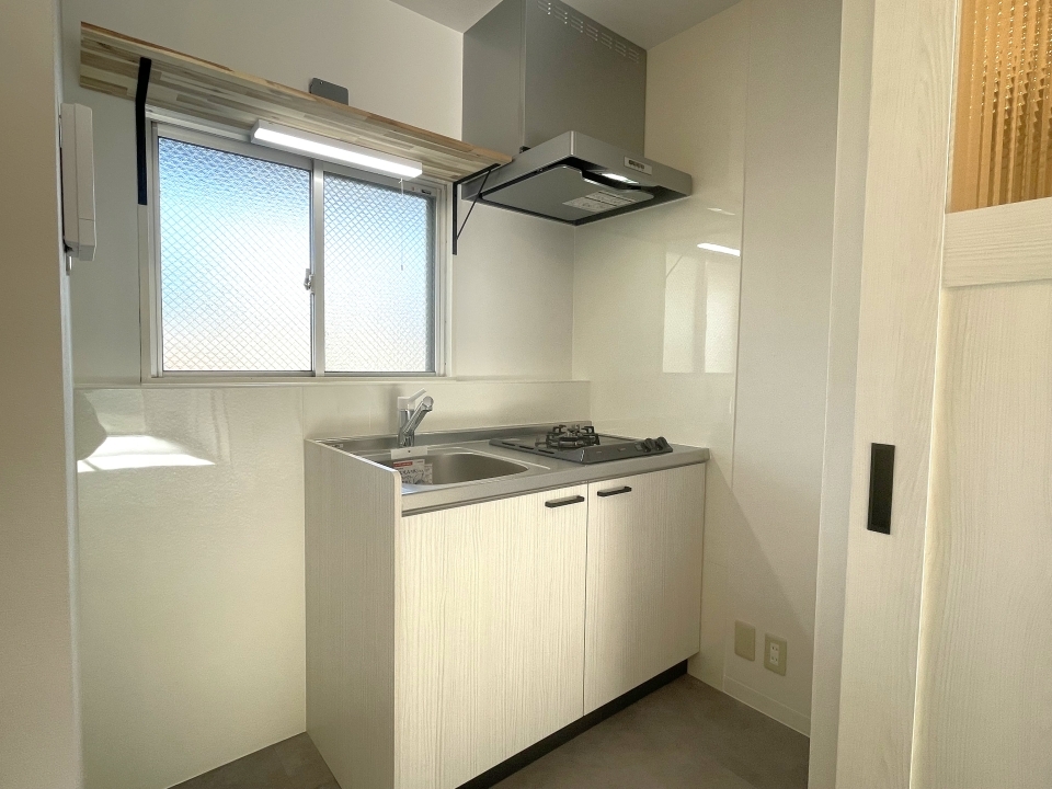 コンパクトなキッチン。収納棚付きがオシャレ、便利。