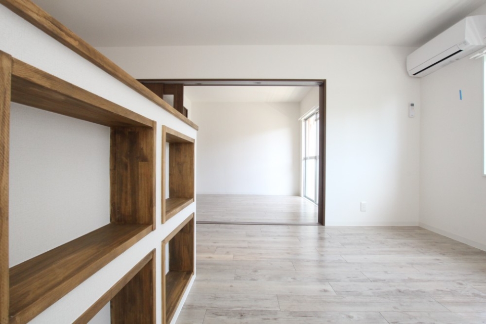 キッチン対面壁も有効活用されてます。