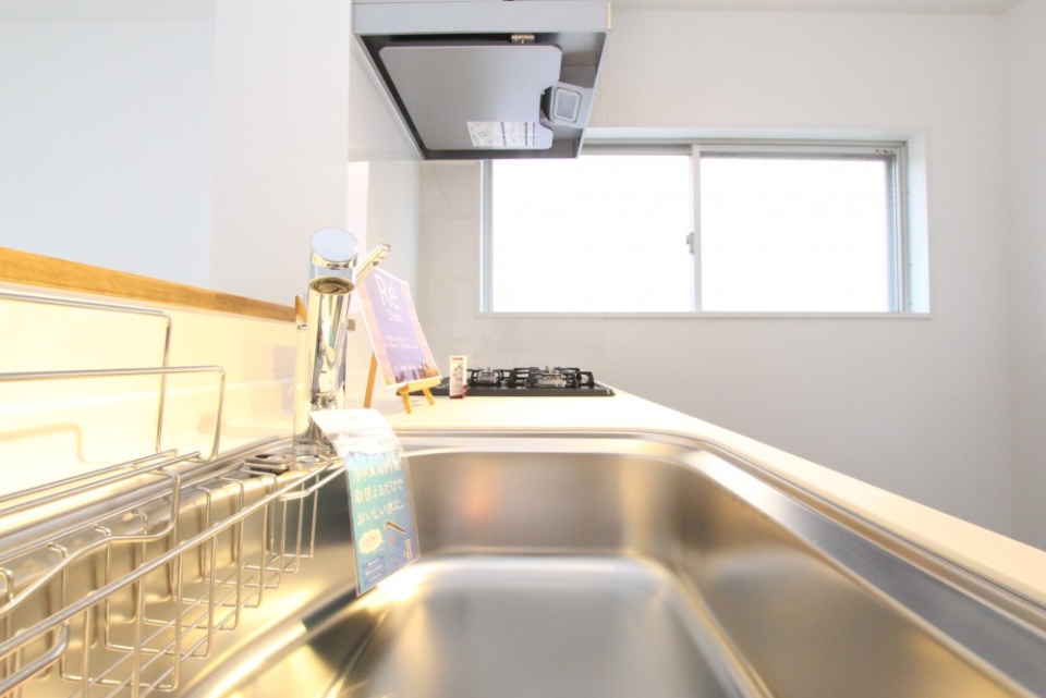 キッチンはお大きなLIXIL社製の大きなシステムキッチン。