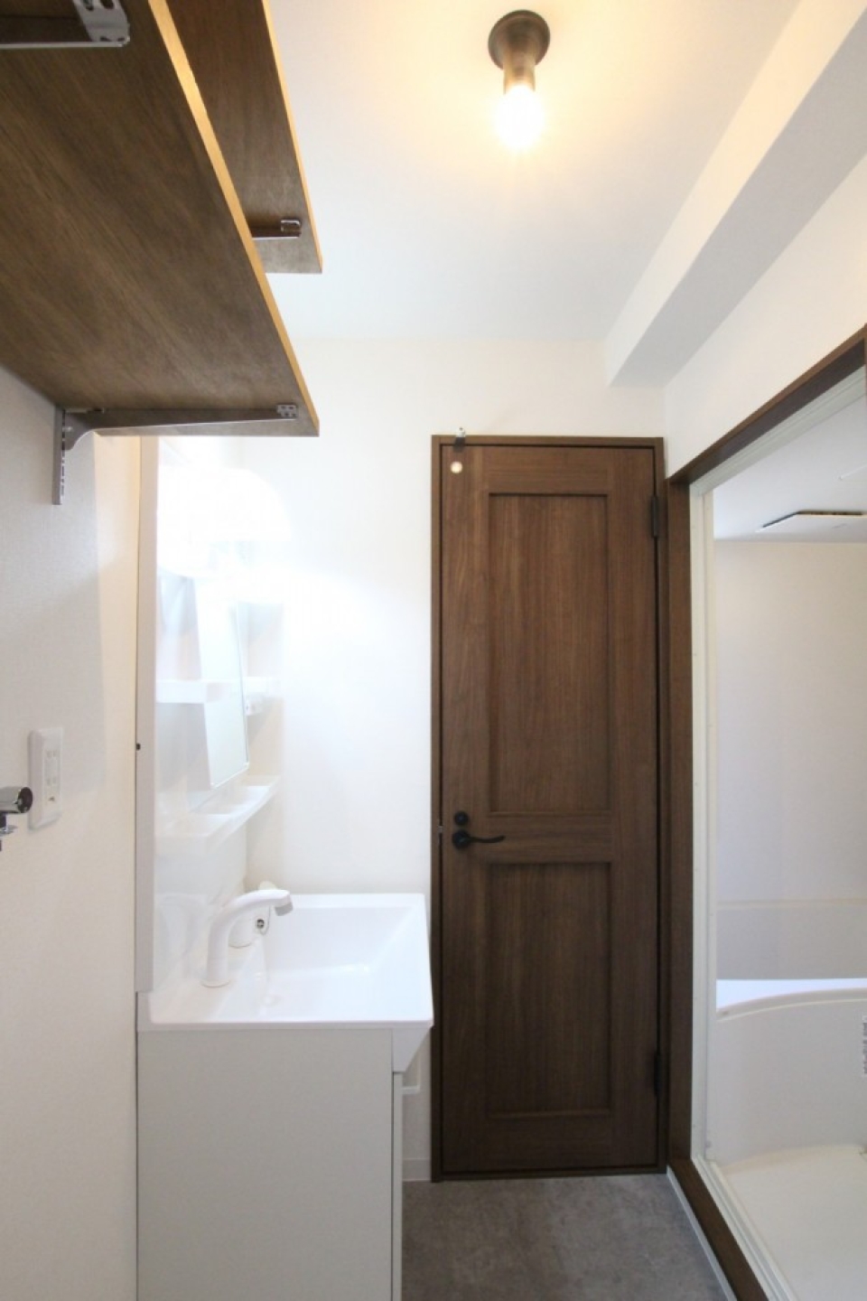 洗濯機置場上部の棚板、意外と重宝するんですよね。