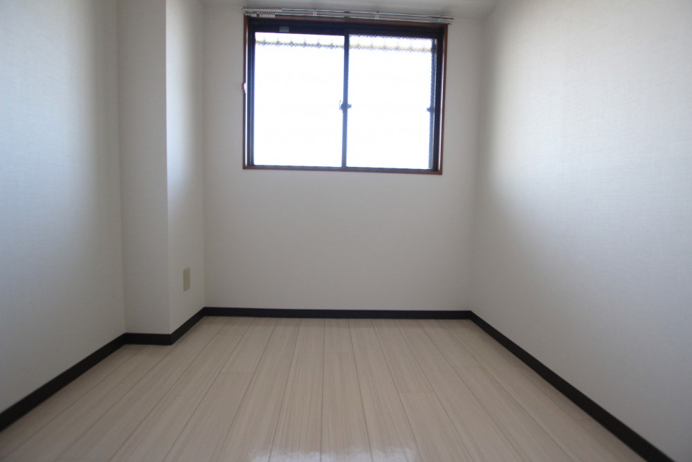 洋室4帖、少し光は入りづらいかも&hellip;