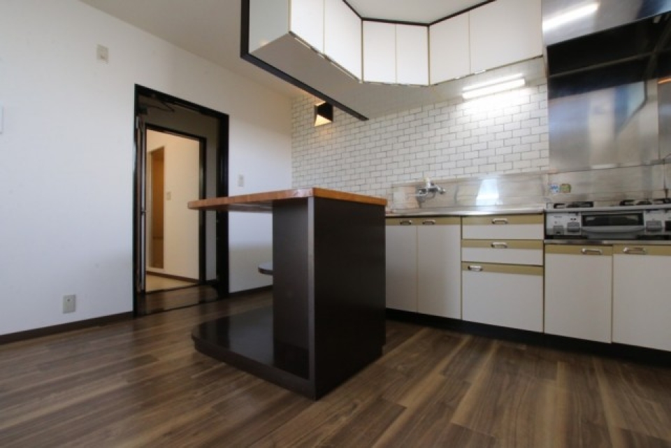 稀少なコーナーのカウンターキッチン。キャビネットもコーナー型とは！