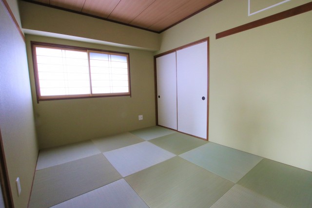 和室6帖。押し入れ付いています。