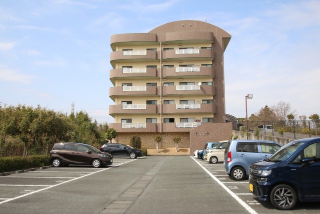 外観。周辺には他に高い建物がないため、とっても目立ちます！